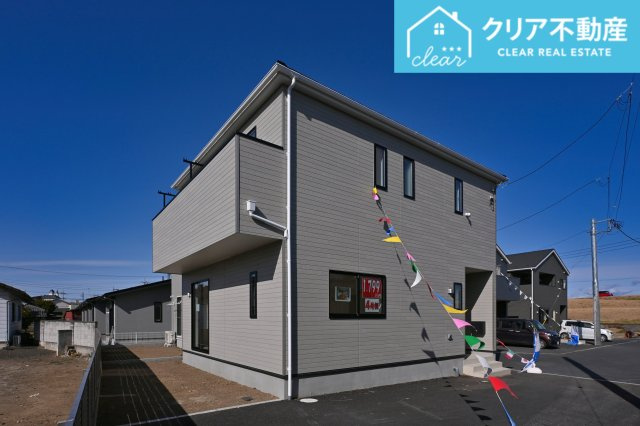 スッキリクリアな青空に映えるエクステリア！　日当たり良好な立地です♪