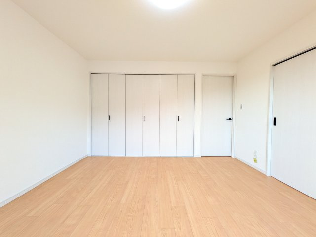 リビングに隣接してある約8帖の南側洋室。扉が2箇所あり廊下やリビングへの行き来がしやすいです。