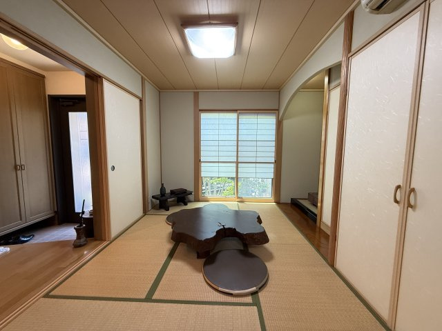 落ち着いた雰囲気の6帖の和室は、客間やくつろぎスペースとして幅広く活用可能です。床の間や押入収納も備えており、和の趣を感じられる空間です。玄関から近い配置のため来客対応にも便利です。