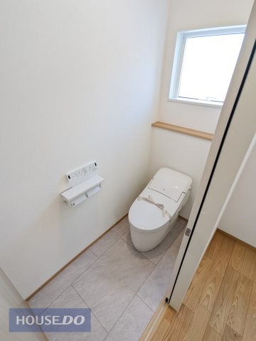 【トイレ】現地完成写真。温水洗浄暖房便座付き。