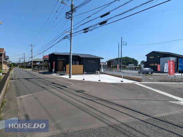 【前面道路】現地完成写真。道幅や駐車など、ご確認ください。