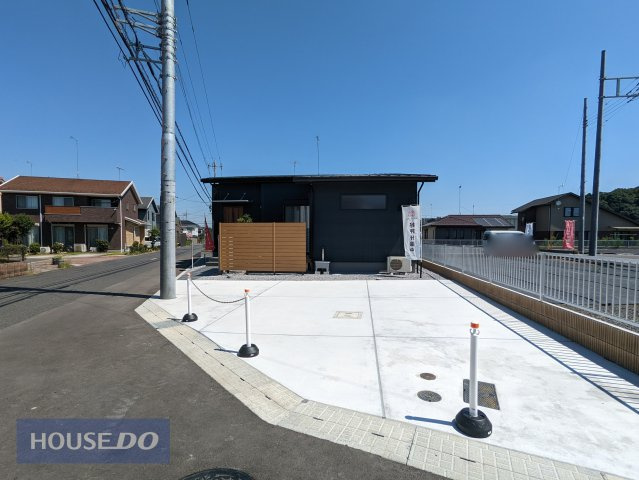 【駐車スペース】現地完成写真。ゆったりとした駐車スペースです。