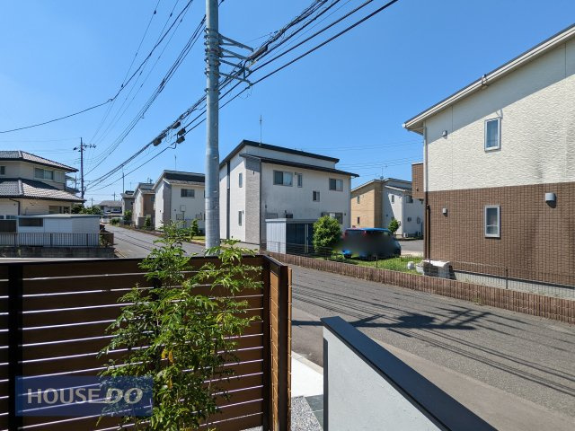 【建物からの眺望】現地完成写真。バルコニーからの景色。十分な間隔が確保されております。