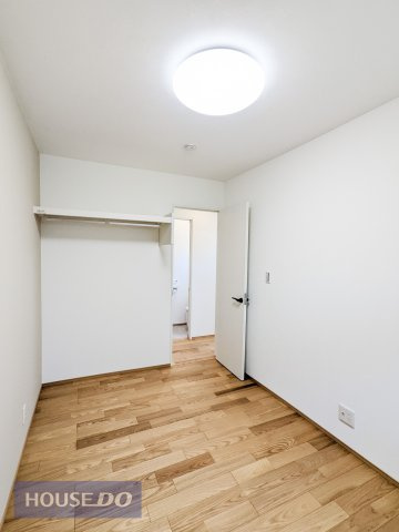 【寝室】現地完成写真。明るい採光の入る主寝室です。