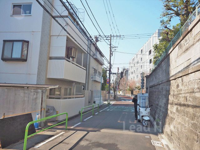 落ち着いた街並みとなじむ魅力的なエリアに位置！ご家族全員が健やかにのびのび過ごせるロケーション♪