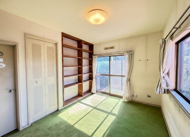 洋室（2階・南西角、約6帖）二面採光の明るいお部屋です