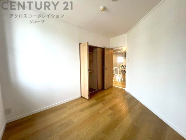 明るい色合いのフローリングとクロスを使用した洋室は家具やインテリアとも調和しやすく空間が広く感じられ開放感を生み出します。自然光を効果的に反射し、室内を明るく保つため、日中の照明使用を抑えられます。