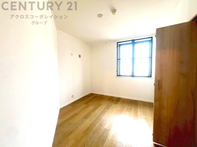 子供部屋…創造性や成長を促す遊びの空間を提供。学習や趣味に集中できる環境を整えます。個別のプライベートスペースは自己表現と自立心を育み、心地よい睡眠環境を整えリラックスできる場所を提供。