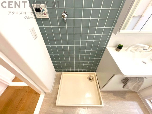 洗濯物の仕分け作業がしやすく、整理整頓が容易になります。洗濯音や湿気を他の部屋に持ち込まず、生活環境を快適に保ちます。上部を活用すれば収納スペースを確保でき洗剤や洗濯用品の整理もしやすくなります。