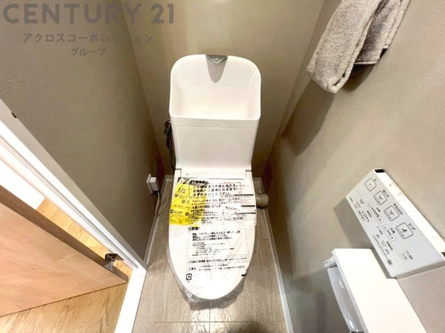 温水洗浄便座付トイレは温水洗浄機能により、暖かい水でおしりを洗浄することができ、冷たい水を使う従来の便座に比べ、温水洗浄機能で暖かいトイレを提供し、快適な使用を可能にします。