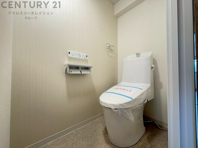 温水洗浄便座付トイレは温水洗浄機能により、暖かい水でおしりを洗浄することができ、冷たい水を使う従来の便座に比べ、温水洗浄機能で暖かいトイレを提供し、快適な使用を可能にします。　