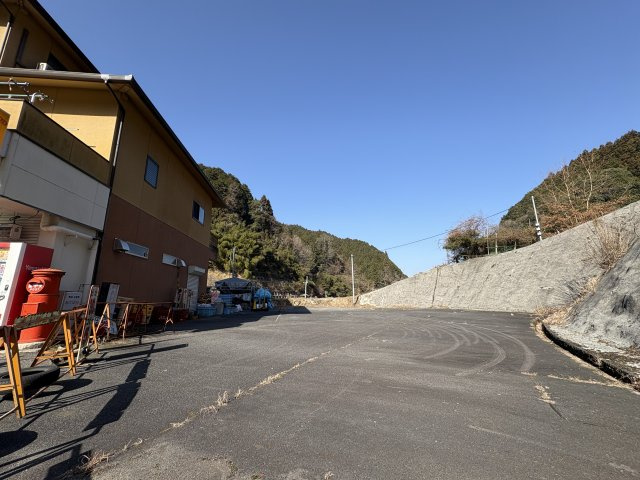 お家の北側には車10台以上駐車可能なスペースがございます！