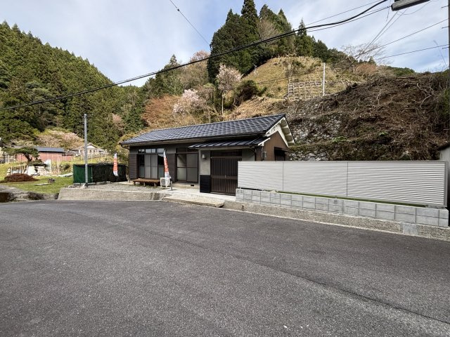 自然に囲まれた開放感のある住宅です