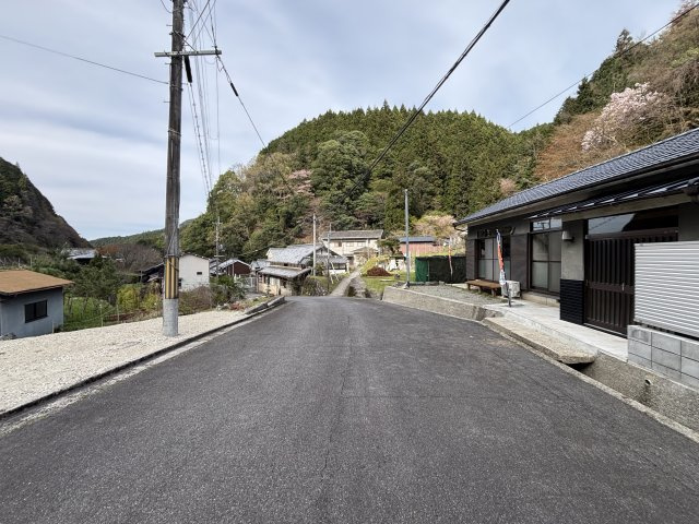 前面はゆとりのある立地で、圧迫感のない住環境も魅力です