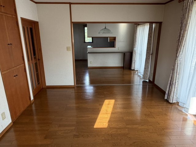 室温調整や来客対応など、空間を仕切って効率よく使うこともできます。
