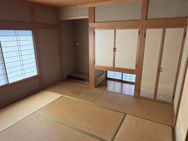 1F和室です。床の間には、伝統飾りや季節の花などが映えますね。