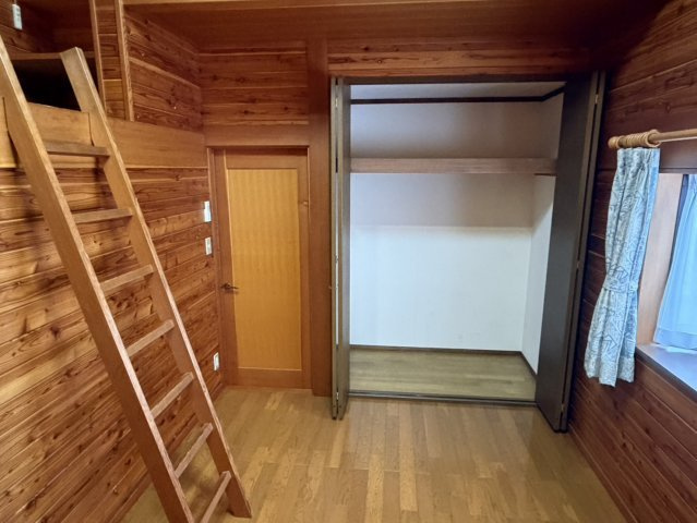 2Ｆ洋室：子供室ロフト付　簡易階段をあがった先は遊び心のある秘密空間に。