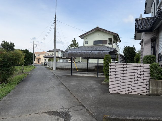 前面道路との高低差が少ないので車の出し入れがスムーズです。