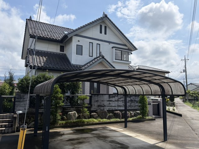 屋根付きの駐車場は2台分です。