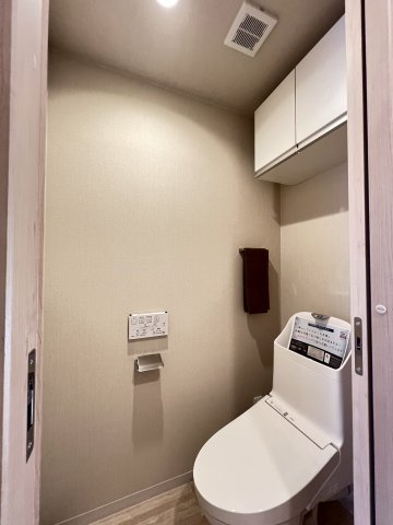 清潔感のある収納付きトイレです
