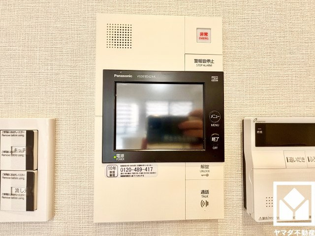 突然の来訪時にも防犯面で心強いモニター付きインターホンを設置。お留守番中のお子様も、室内からスムーズに相手の確認ができます。