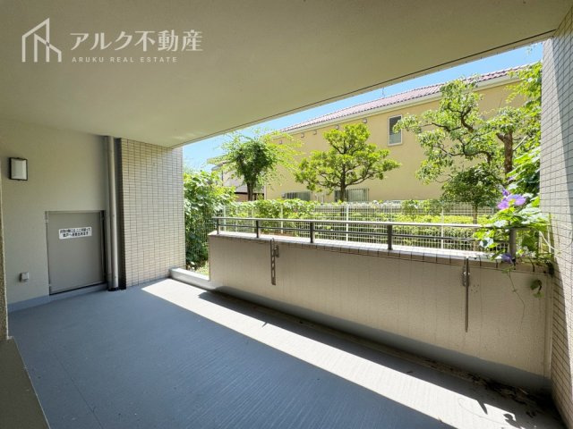 バルコニーから専用庭にアクセスできます
