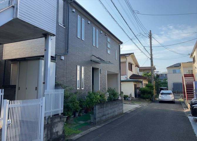 東側道路の場合は居室を南向きに設計しやすいため、朝日が入りやすいというメリットがあります。一方、西側道路も東側同様に居室を南向きに設計しやすいのですが、住宅地だと朝日が入りにくいという弱点があります。