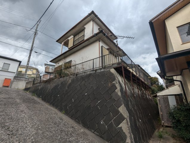 近くにスーパー・ドラッグストア・コンビニがあります。生活利便性の高い土地になっています。