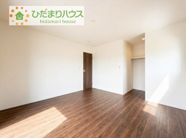 大きなベッドを置いても余裕の広さの主寝室♪