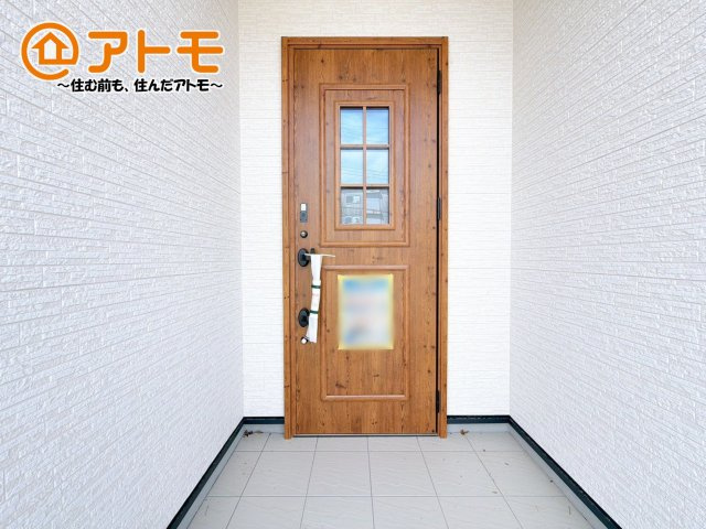 落ち着いた色合いの玄関はダブルロックで防犯性に優れた仕様になっています♪