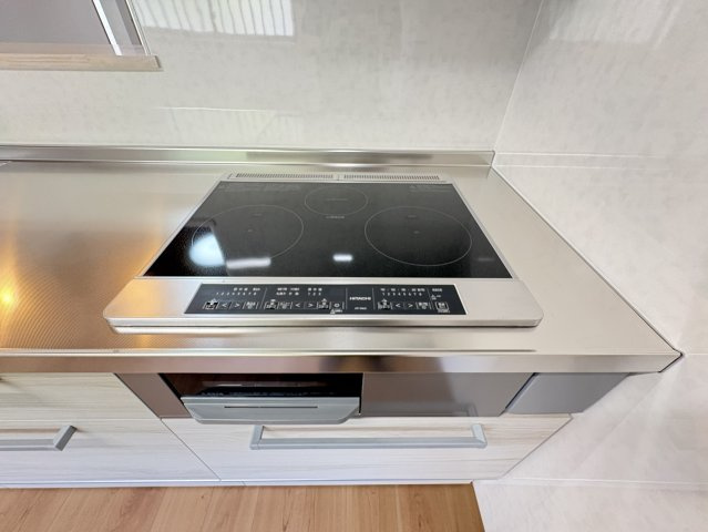 3口IHクッキングヒーターを採用しており、お手入れのしやすさと安全性が魅力です。フラットな天板は汚れを拭き取りやすく、毎日の家事負担を軽減。火を使わないため小さなお子様がいるご家庭にも安心感があります