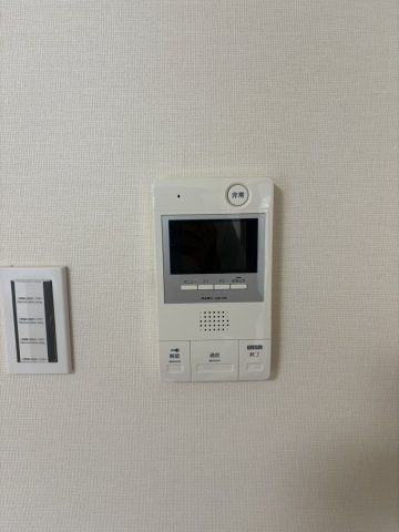 来訪者の顔を室内のモニターからはっきりと確認できる、安心のTVモニター付きインターホン。オートロックの解錠もボタン一つでスマート。お子様のお留守番にも心強い防犯設備です。