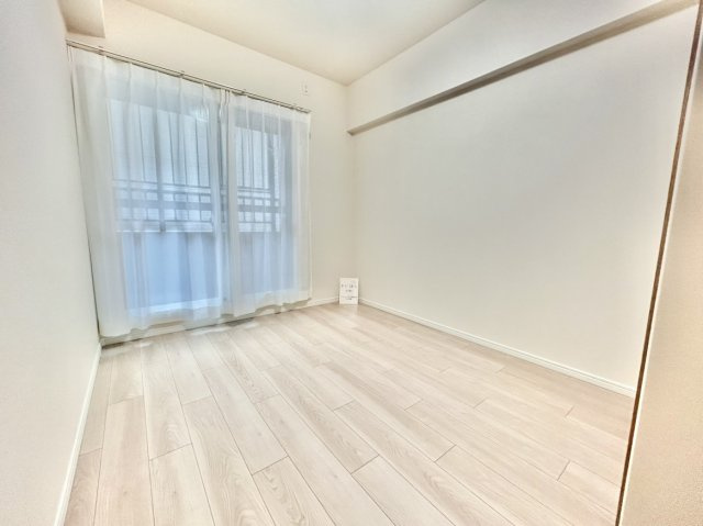窓があり、通風・採光もしっかり確保された約4.6帖の空間。内装も他の洋室と同じ美しいフローリング仕様のため、個室として違和感なくお使いいただけます。プライバシーを保ちやすい玄関横の便利な配置です。