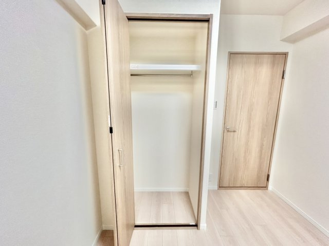 フリールームにもハンガーパイプと枕棚付きのクローゼットをしっかり完備。洋服や荷物をすっきり収納できるため、普通の洋室と変わらない使い心地です。家具を減らしてお部屋をより広く使える嬉しい設備です。