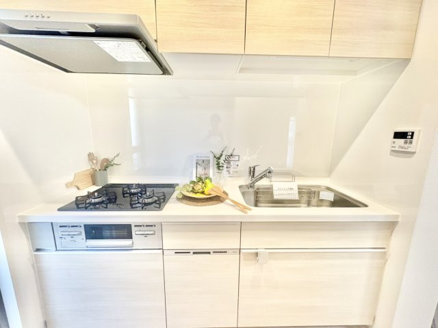 複数のお料理を同時にこなせる高機能な3口コンロを採用。充実した上下のキャビネット収納のおかげで散らかりがちな調理スペースを常に広く綺麗に保てます。毎日の家事をスマートに支える嬉しい設計です。