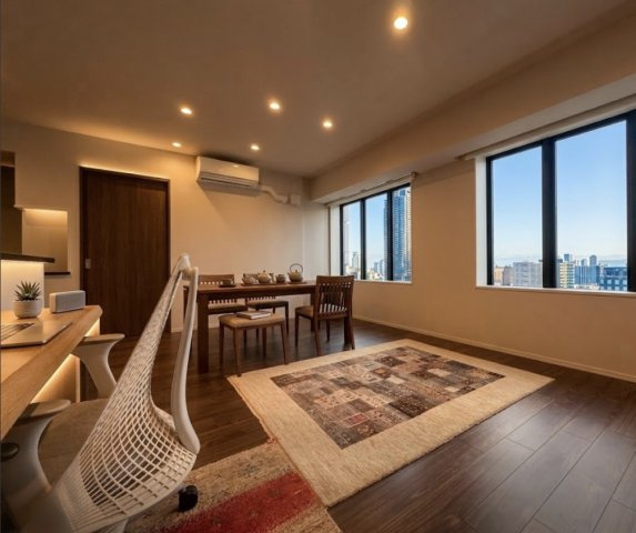 【リビングダイニング】窓から陽が差し込み、お部屋全体がとても明るく、暖かみある空間です☆