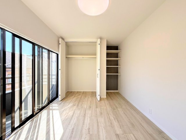 ◆室内はいつも明るい印象なので気持ちの良い朝を迎えられます。各部屋にはクローゼットを完備しており、収納が多いお家はすっきりして快適空間です。　