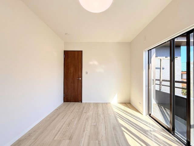 ◆気持ちの良い風が室内へ入り込む居室。家具を配置しても広々ご利用いただけます！！　
