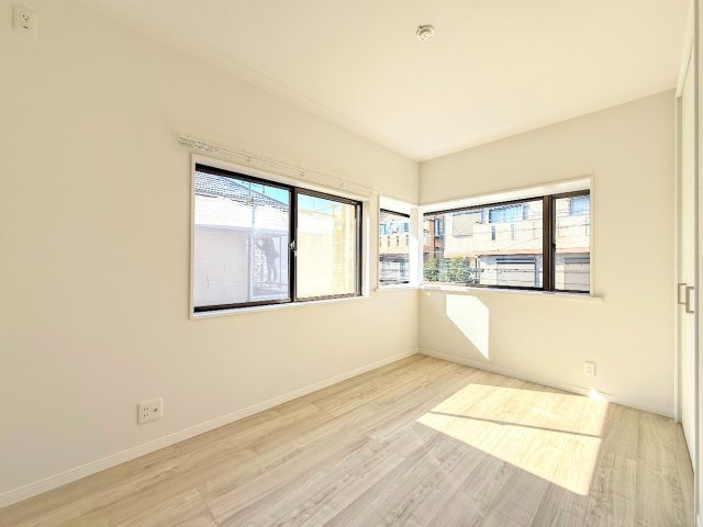 ◆二面採光で、陽差しを長時間受ける事が出来る暖かい室内です。もちろん複層ガラスなので、遮音性にも優れ、結露も発生しにくい構造。サッシ周りのカビが発生しにくくなります。　