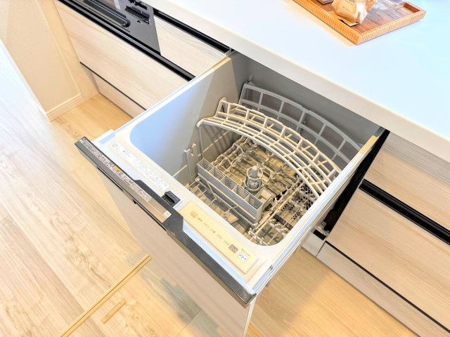◆食後の食器洗いは食洗機にお任せ！ご家族と団らんの時間を。家事の時短に効果大の食洗器付き。高温洗浄、節水効果もございます。　