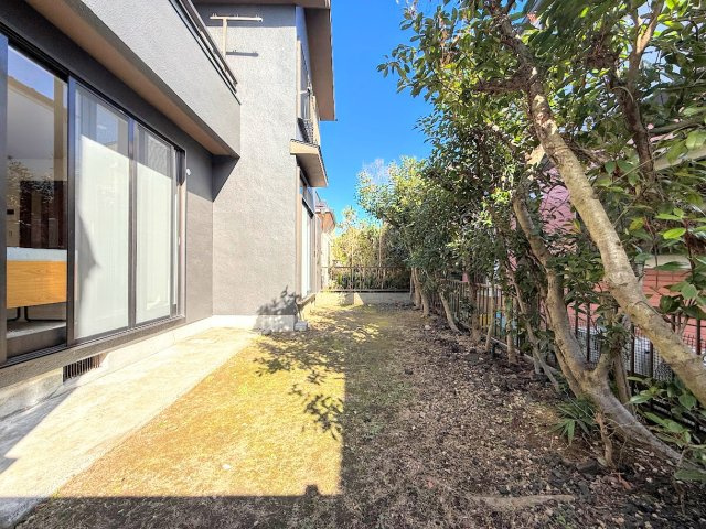 ◆お手入れのしやすいちょうどよいサイズ感のお庭付き。植栽や家庭菜園等多目的にご利用いただけるプライベート空間。　