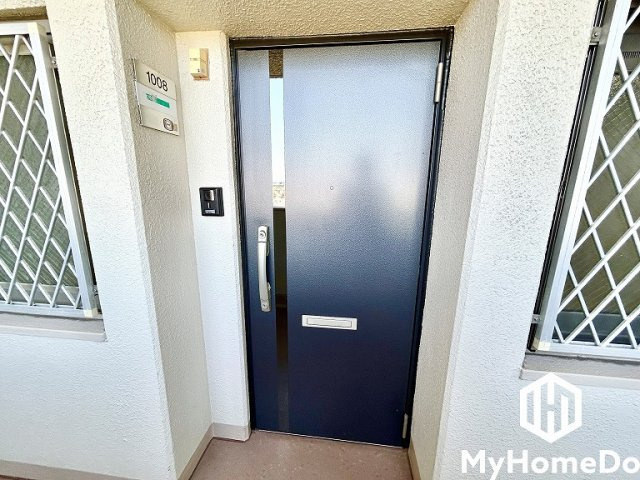 洗練されたデザインの玄関スペース！上質な空間演出でお出迎え、住まいの第一印象を美しく。