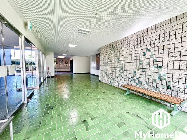 光と風を感じる開放的なエントランス。心地よい空間が、住まう人と訪れる人を優しく迎え入れます。