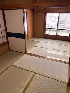 二間続きで、ふすまを開放すれば広々とした一室として使えます