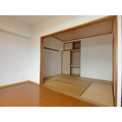 約6帖の和室。客間や子どもの遊び場として多用途に使えます♪