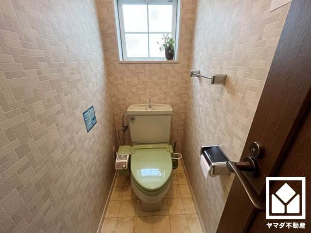 明るく清潔感溢れるトイレです。温水洗浄便座付きで、季節を問わずいつでも温かい便座をお使いいただけます。