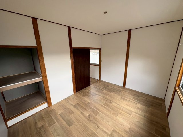 押入収納が備わっており、衣類や季節物などをすっきり整理できます。シンプルな間取りで家具配置もしやすく、寝室や子ども部屋など幅広い用途に対応。落ち着いた雰囲気でゆったり過ごせる空間です。