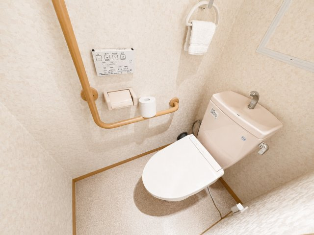 トイレ　温水洗浄機能付。