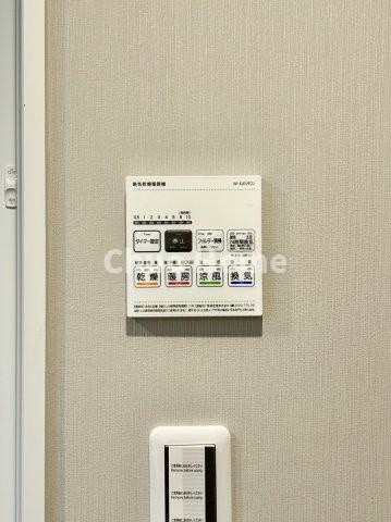 【浴室乾燥機】暖房・冷風・換気・乾燥が可能です。毎日を快適に過ごせるうれしい機能が揃っています。雨の日の洗濯物も安心です。