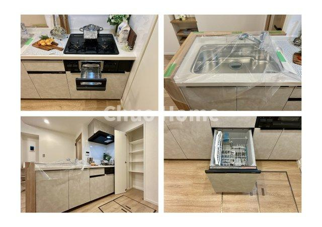 【システムキッチン】ワイドで収納豊富な使い勝手の良いカウンターキッチンには、食洗器・伸縮タイプのキッチン水栓、三ツ口コンロ・魚焼きグリルなどの便利な設備が標準完備されています。